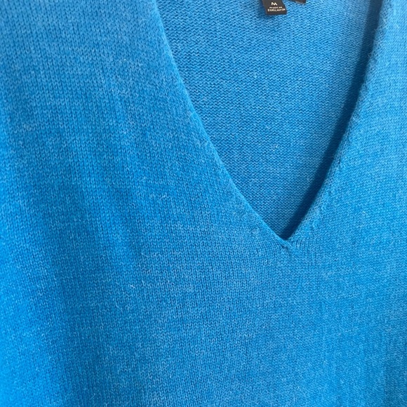 Banana Republic Blue V-Neck Sweater Size Medium - Picture 5 of 8